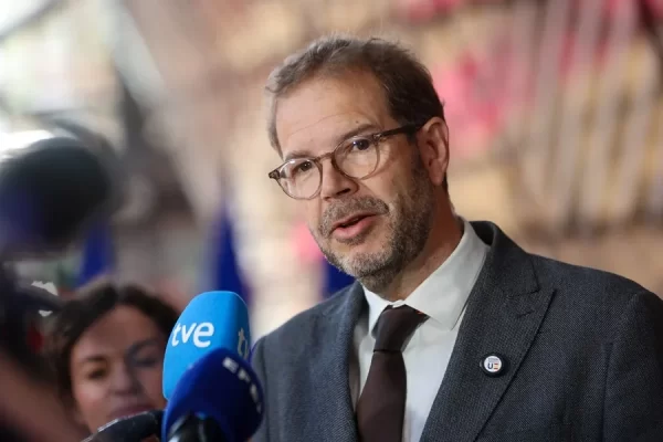 España pide «equilibrio» entre proteger la industria europea y mantener lazos con China